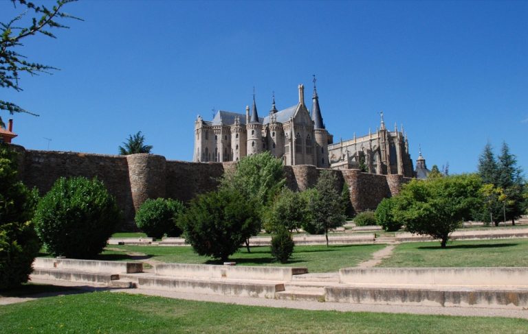 The walls of Astorga, Gaudí’s Episcopal Palace and the cathedral