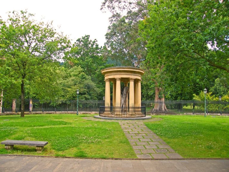 The Tree of Gernika inside its small columned shrine