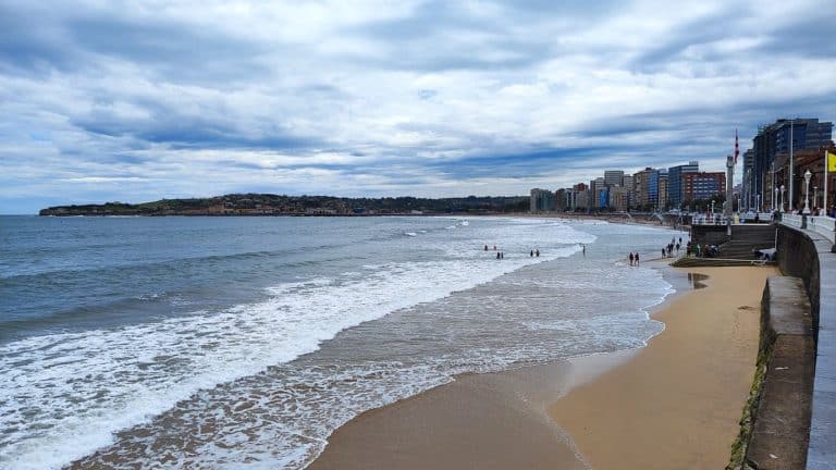 Waves on San Lorenzo beach and the seafront of Gijón