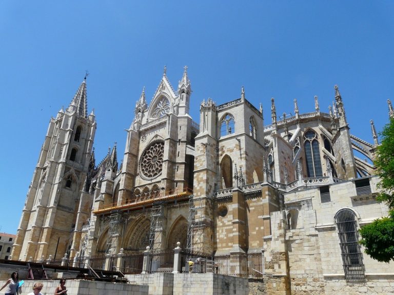 The south façade of León cathedral