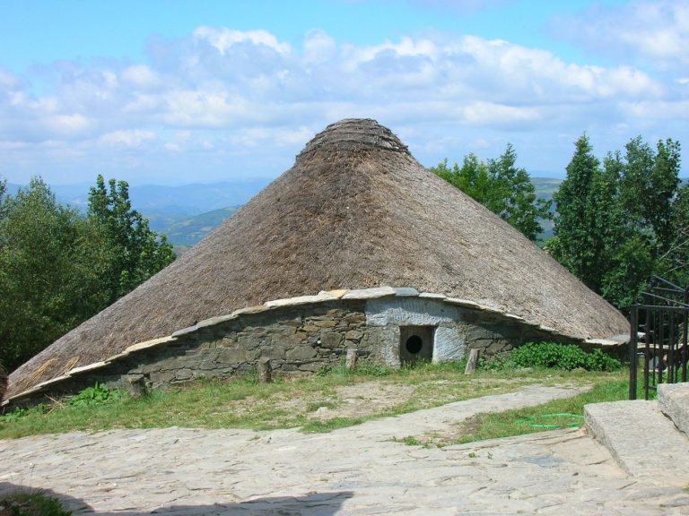 A palloza, a traditional thatched dwelling, in O Cebreiro