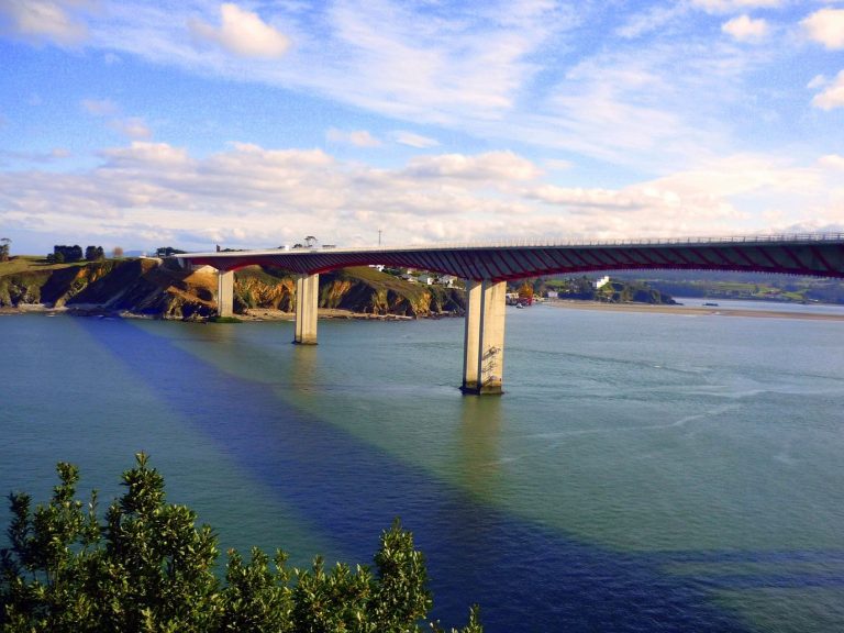 The Ponte dos Santos spanning the Ribadeo estuary